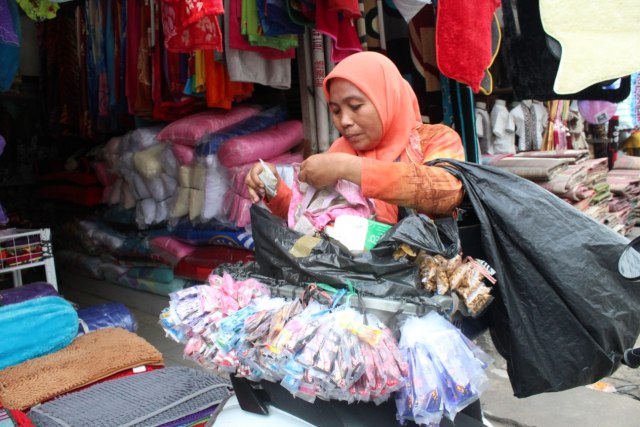 Bu Vivi jadi tulang punggung keluarga menghidupi keempat anaknya di Pontianak.  Foto: Resi Jesita/Hi!Pontianak