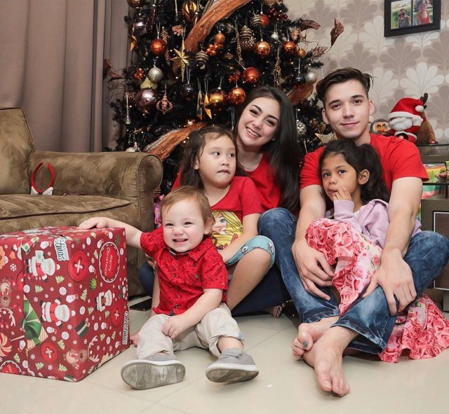 Stefan William bersama Celine Evangelista dan anaknya. Foto: Instagram @stefannwilliam
