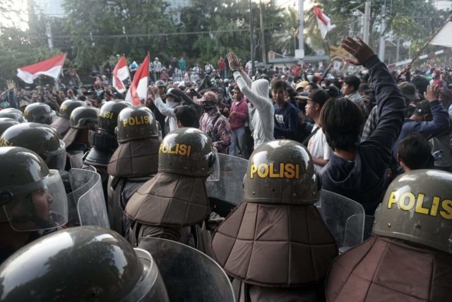 Massa pelajar di Palmerah, sekitar depan gedung DPR, Jakarta Pusat, pada Senin (30/9/2019). Foto: Iqbal Firdaus/kumparan