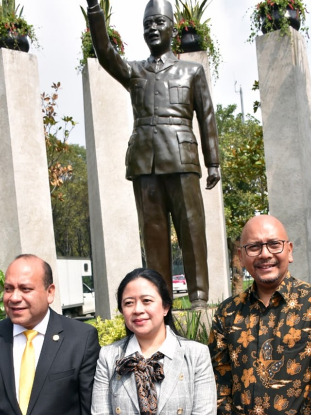 Menko Bidang Bidang Pembangunan Manusia dan Kebudayaan, Puan Maharani (tengah) bersama Walikota Venustiano Carranza, Mexico, Julio Cesar Moreno meresmikan Taman Soekarno. Foto: KBRI Mexico City