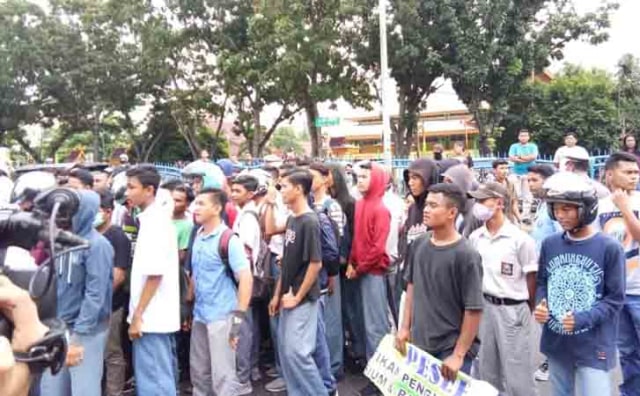 SISWA SMK dan sederajat saat bergabung dengan abang-abangnya mahasiswa di depan Gedung DPRD Riau, Senin, 30 September 2019. 