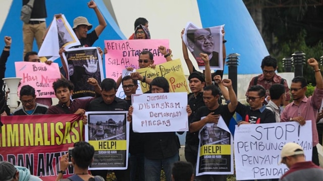Aliansi Jurnalis Independen (AJI) Banda Aceh menggelar aksi solidaritas meminta kepolisian membebaskan status tersangka Dandhy Dwi Laksono di Bundaran Simpang Lima, Banda Aceh, Senin (30/9/2019). Foto: Zuhri Noviandi/kumparan