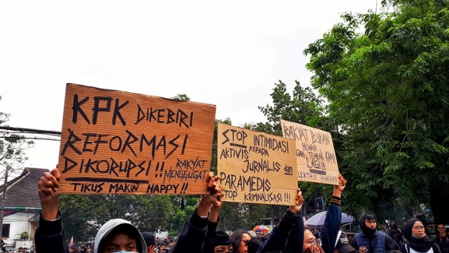 Demonstran mengusung poster tuntutan dalam aksi unjuk rasa di Bandung,  Senin (30/9). (Foto-foto: Assyifa)