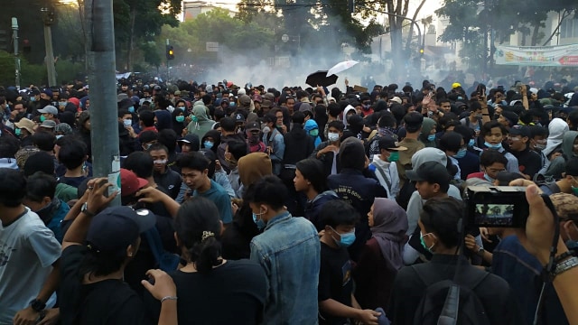 Demo mahasiswa dan pelajar di Bandung ricuh, Senin (30/9/2019). Foto: Rachmadi Rasyad/kumparan
