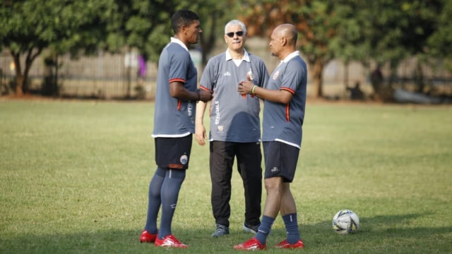Pelatih Persija, Edson Tavares (tengah). Foto: Alan Kusuma/kumparan
