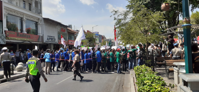 Aksi unjuk rasa di depan Gedung DPRD DIY oleh Forum BEM Daerah (FBD) DIY, Senin (30/9/2019). Foto: erl.