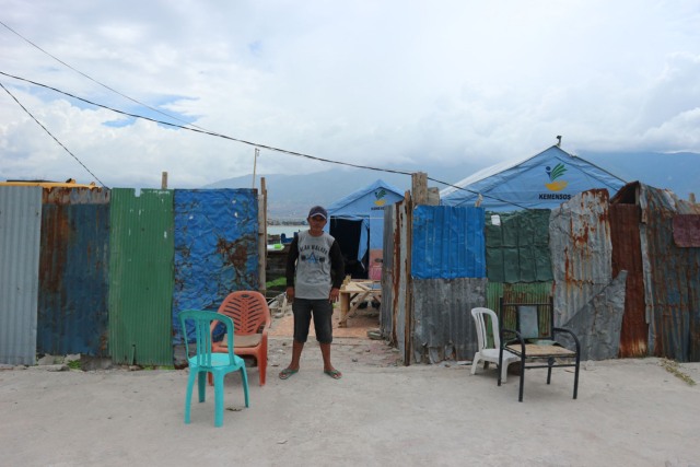 Kuni Tindangi bertahan di tenda yang merupakan lokasi rumahnya yang hancur diterjang tsunami 28 September 2018 silam. Foto: Tim PaluPoso