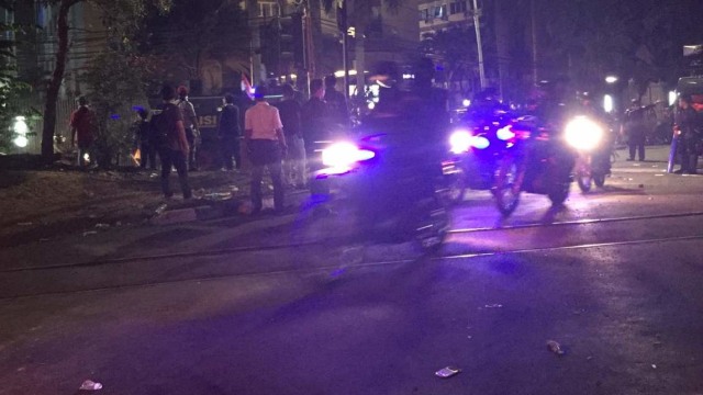 Polisi bermotor dikerahkan untuk pecah konsentrasi massa aksi, beberapa massa ditangkap. Foto: Lutfan Darmawan/kumparan