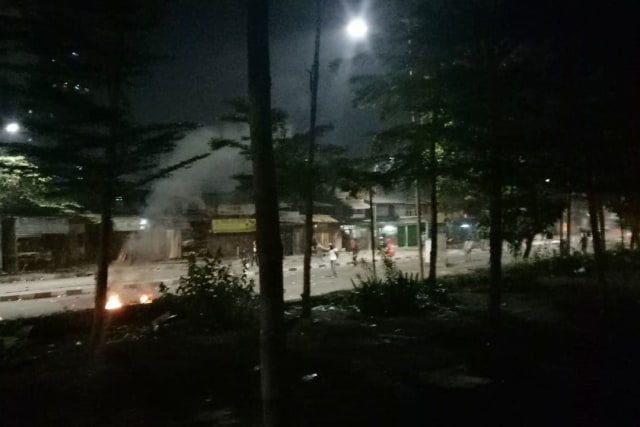 Massa melemparkan botol kaca dan molotov ke arah polisi di Pejomponngan, Jakarta, Senin (30/9/2019).  Foto: Maulana Ramadhan/kumparan 