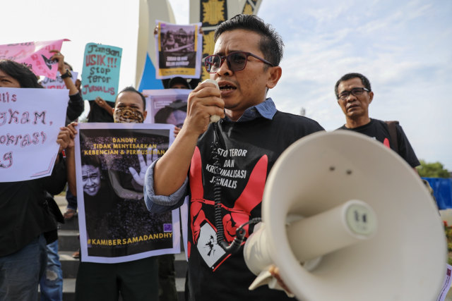 Aksi tolak kriminalisasi terhadap jurnalis dan aktivis yang diinisiasi AJI Kota Banda Aceh di Bundaran Simpang Lima, Senin sore (30/9). Foto: Suparta/acehkini