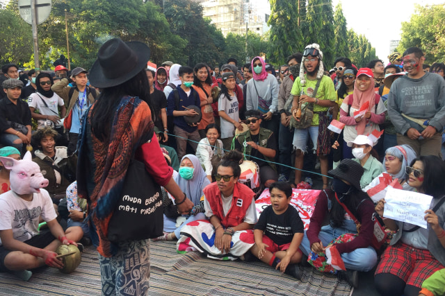 Sejumlah atraksi seni tampil dalam Gejayan Memanggil 2. Foto: Arfiansyah Panji Purnandaru/kumparan 