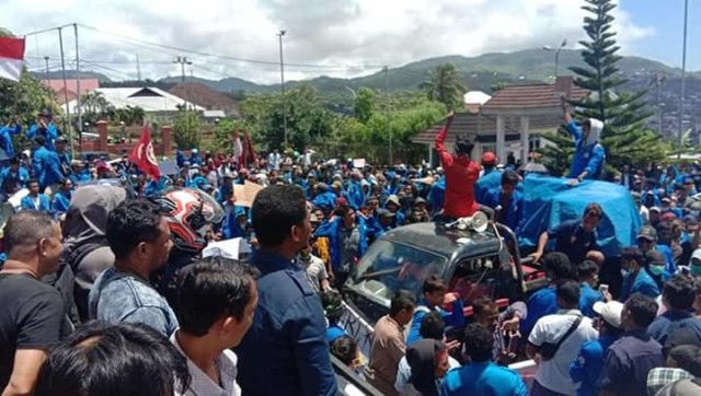 Mahasiswa di Ambon melakukan aksi demo di halaman gedung DPRD Maluku, Senin (30/9) (Foto: istimewa)