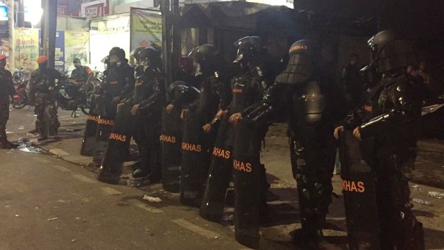 Pasukan Paskhas TNI berjaga di Polsek Tanah Abang, Jakarta, Senin (30/9). Foto: Rafyq Panjaitan/kumparan