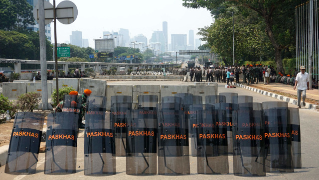Sejumlah aparat bersiaga di sekitar Gedung DPR/MPR, Jakarta, Selasa (1/10/2019). Foto: Nugroho Sejati/kumparan