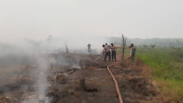 Satgas Karhutla Kabupaten HSU memadamkan kebakaran lahan. Foto: Polres HSU