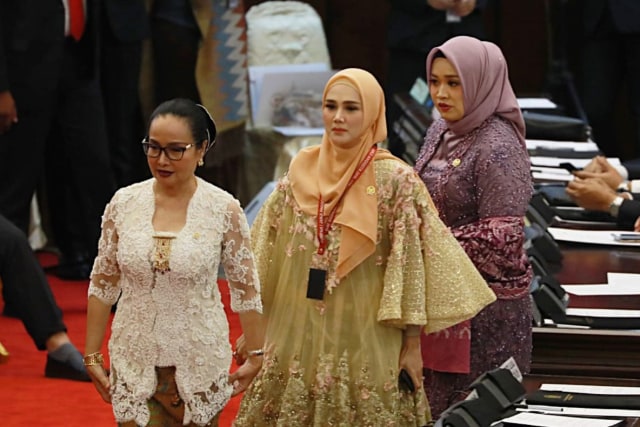 Penyanyi Mulan Jameela (tengah) menghadiri pelantikan anggota DPR RI di Kompleks Parlemen, Senayan, Jakarta, Selasa (1/10/2019). Foto: Fanny Kusumawardhani/kumparan