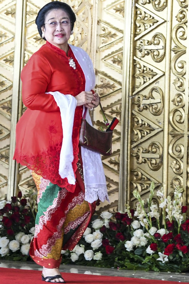 Ketua Umum Partai PDI Perjuangan Megawati Soekarnoputri memasuki ruang pelantikan anggota DPR RI di Kompleks Parlemen. Foto: ANTARA FOTO/Galih Pradipta