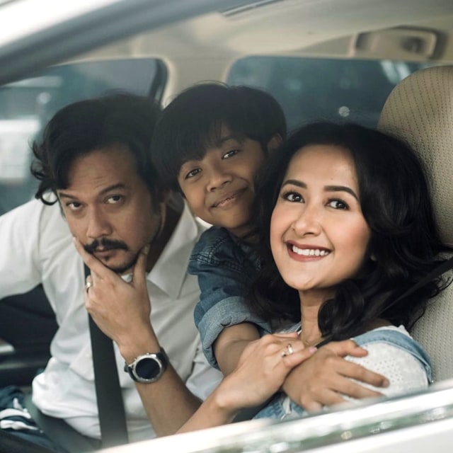 Keluarga Dwi Sasono dan Widi Mulia 'Be3'. Foto: Instagram/@thesasonosfam