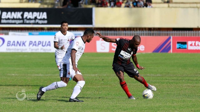 Aksi Nick Kuipers, pemain Persib Bandung, di laga melawan Persipura Jayapura. Foto: Dok. Liga Indonesia