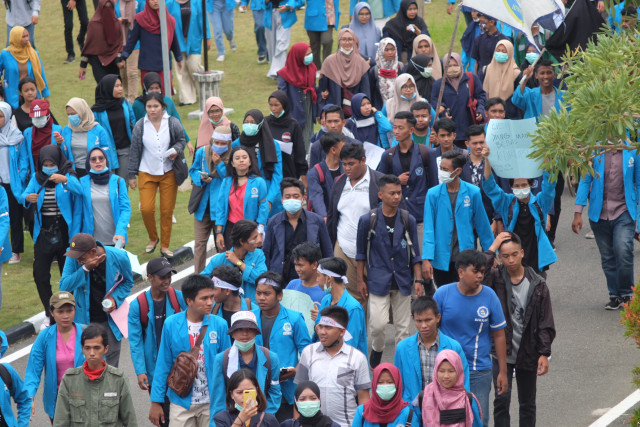 Massa Mahasiswa Akhirnya Diizinkan Masuk ke Depan Gedung DPRD Kepri (507302)