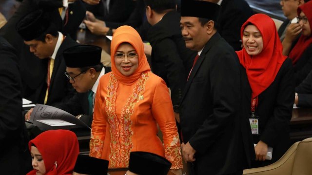 Sylviana Murni dan Djarot Saiful Hidayat saat pelantikan anggota DPR di Kompleks Parlemen, Senayan, Jakarta Selasa (1/10/2019). Foto: Fanny Kusumawardhani/kumparan