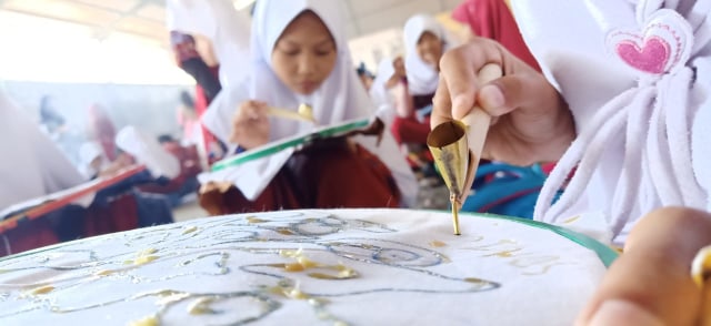 Di Hari Batik Nasional, Batik Trusmi Cirebon pecahkan rekor Museum Rekor Indonesia (MURI) dengan membatik pelajar terbanyak yakni 2.800 orang pada Senin (1/10). (Mar/ciremaitoday)