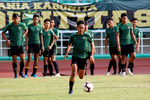 Sejumlah pemain timnas U-19 Indonesia berlatih di Stadion Pakansari, Cibinong, Bogor, Jawa Barat, Senin (30/9/2019).  Foto: ANTARA FOTO/Yulius Satria Wijaya