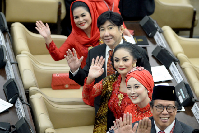 Anggota Dewan Perwakilan Rakyat (DPR) periode 2019-2024 Puti Guntur Soekarno (kiri), Guruh Soekarnoputra (kedua kiri), Krisdayanti (ketiga kanan) melambaikan tangan usai pelantikan. Foto: ANTARA FOTO/M Risyal Hidayat