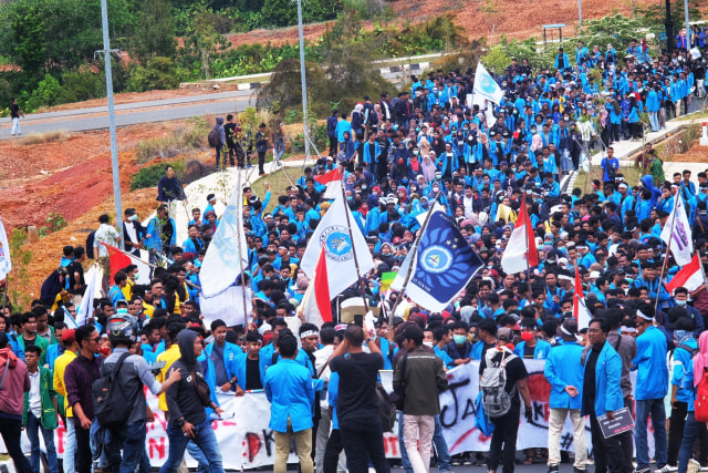 Foto: Demo Mahasiswa Tolak RUU KPK dan KUHP di DPRD Kepri  (502684)