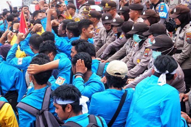 Foto: Demo Mahasiswa Tolak RUU KPK dan KUHP di DPRD Kepri  (502686)