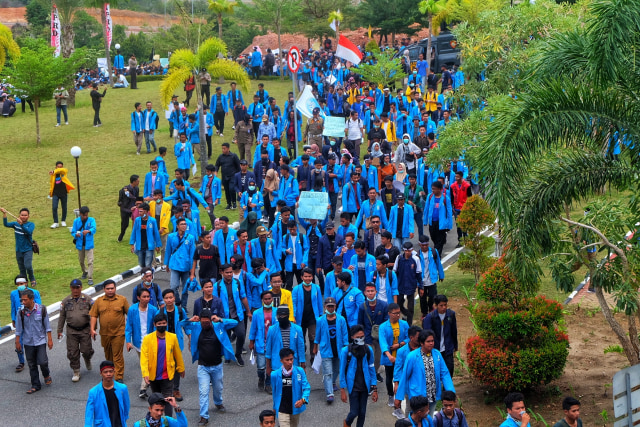 Foto: Demo Mahasiswa Tolak RUU KPK dan KUHP di DPRD Kepri  (502687)