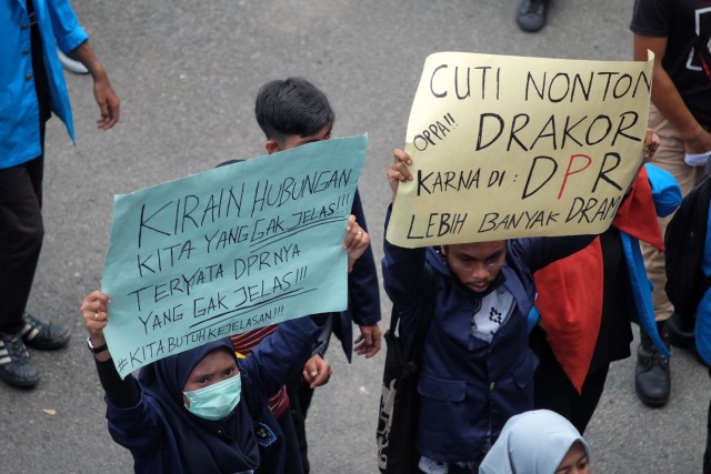 Foto: Demo Mahasiswa Tolak RUU KPK dan KUHP di DPRD Kepri  (502688)