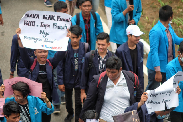Foto: Demo Mahasiswa Tolak RUU KPK dan KUHP di DPRD Kepri  (502689)