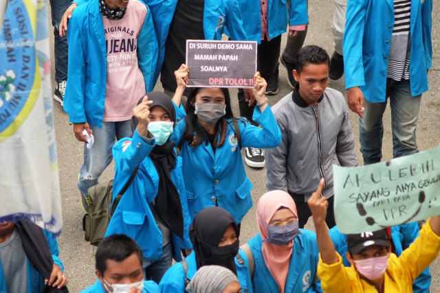 Foto: Demo Mahasiswa Tolak RUU KPK dan KUHP di DPRD Kepri  (502690)