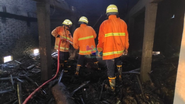 Petugas saat berupaya memadamkan api kebakaran gudang pengeringan (oven) tembakau milik H Agus Salim (57) warga Kecamatan Temayang Bojonegoro. yang terbakar pada Selasa (01/10/2019) 
