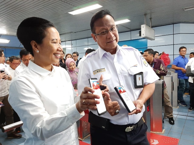 Menteri BUMN Rini Soemarno menunjukkan aplikasi LinkAja saat uji coba di Stasiun Juanda Jakarta, Rabu (1/10). Foto: Nurul Nur Azizah/kumparan