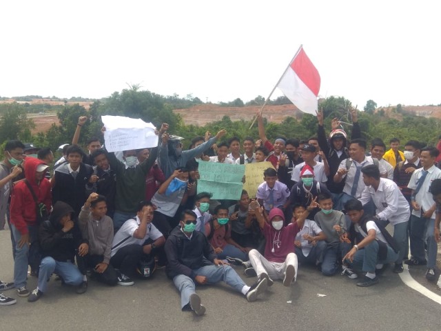 Pelajar SMA Ikut Demo di Gedung DPRD Kepri (45362)