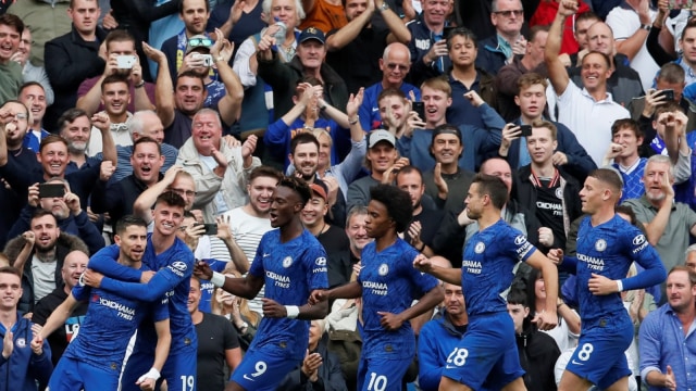 Pemain-pemain Chelsea merayakan gol. Foto: Reuters/David Klein