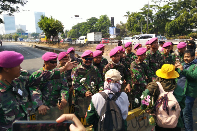 TNI dan Polisi adang mahasiswa di depan Resto Pulau Dua. Foto: Fachrul Irwinsyah/kumparan
