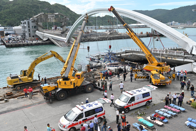 Proses evakuasi korban di Jembatan Nanfangao yang runtuh di Suao, Yilan, Taiwan, Selasa (1/10/2019). Foto: AFP/SAM YEH