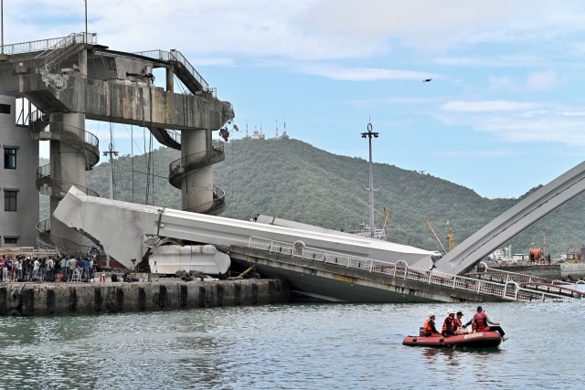 Kondisi Jembatan Nanfangao yang runtuh di, Taiwan, Selasa (1/10/2019). Foto: AFP/SAM YEH