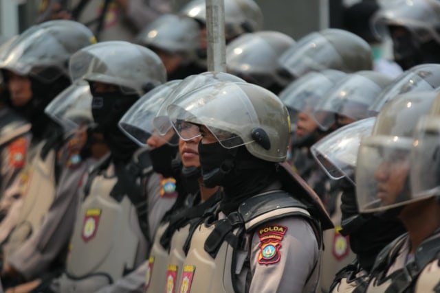 Polisi berjaga saat mahasiswa dari berbagai kampus demo di kawasan Gedung DPR/MPR, Jakarta, Selasa (1/10/2019). Foto: Nugroho Sejati/kumparan