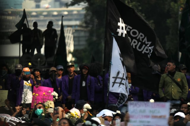 Mahasiswa dari berbagai kampus demo di kawasan Gedung DPR/MPR, Jakarta, Selasa (1/10/2019). Foto: Nugroho Sejati/kumparan