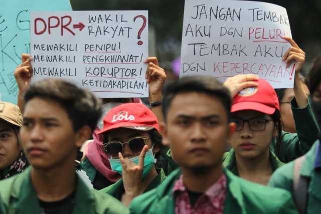 Mahasiswa dari berbagai kampus membawa poster saat demo di kawasan Gedung DPR/MPR, Jakarta, Selasa (1/10/2019). Foto: Nugroho Sejati/kumparan