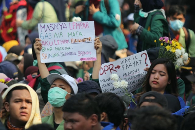 Mahasiswa dari berbagai kampus membawa poster saat demo di kawasan Gedung DPR/MPR, Jakarta, Selasa (1/10/2019). Foto: Nugroho Sejati/kumparan