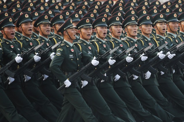 Tentara Tentara Pembebasan Rakyat (PLA) berbaris dalam formasi melewati di Tiananmen Square, Beijing. Foto: REUTERS/Jason Lee