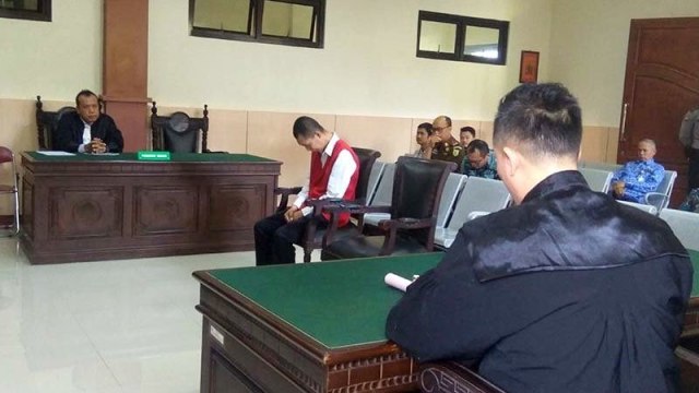Terdakwa Deni Priyanto menundukkan kepala saat mendengarkan dakwaan yang dibacakan oleh jaksa penuntut umum di Ruang Sidang Utama, Pengadilan Negeri Banyumas.  Foto: ANTARA/Sumarwoto
