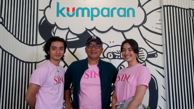 Sutradara Herwin Novianto (tengah) bersama pemeran Film SIN, Mawar Eva de Jongh dan Bryan Domani saat berkunjung ke kantor kumparan, Jakarta Selatan, Selasa (1/10/2019). Foto: Melly Meiliani/kumparan