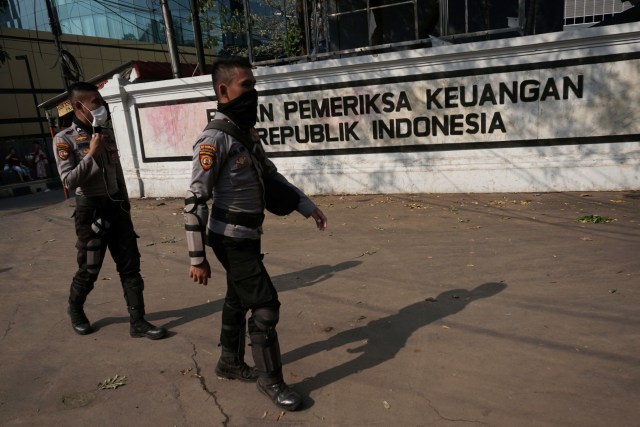 Petugas Kepolisian berjaga di Badan Pemeriksaan Keuangan, Jalan Gatot Subroto, Jakarta, Selasa (1/10/2019). Foto: Jamal Ramadhan/kumparan