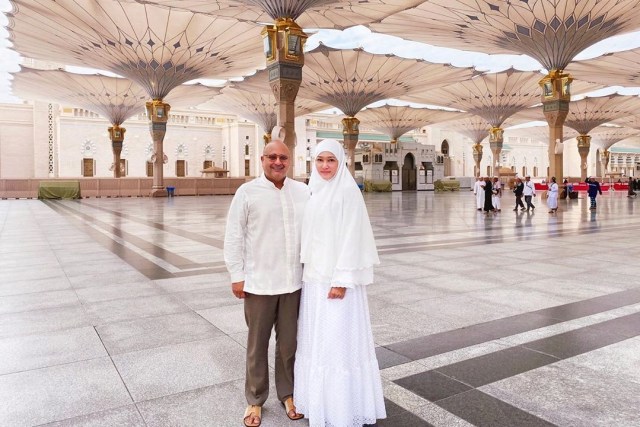 5 Potret Maia Estianty Umrah Bersama Suami Irwan Mussry Kumparan Com